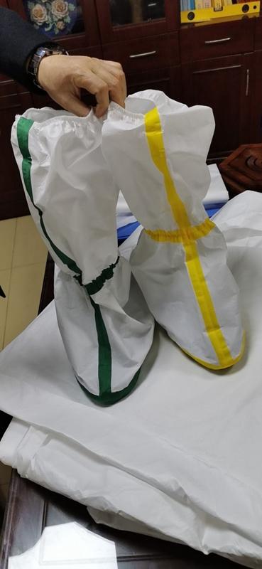 青島三元色服裝臨危受命為前線醫(yī)護(hù)研發(fā)防護(hù)靴套